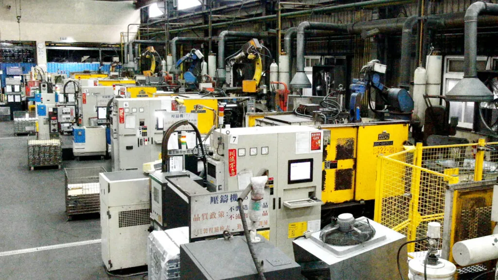 大規模なアルミ合金ダイカスト工場(台湾)、コールドチャンバー式ダイカストマシンが並ぶ高量産OEM部品生産ライン