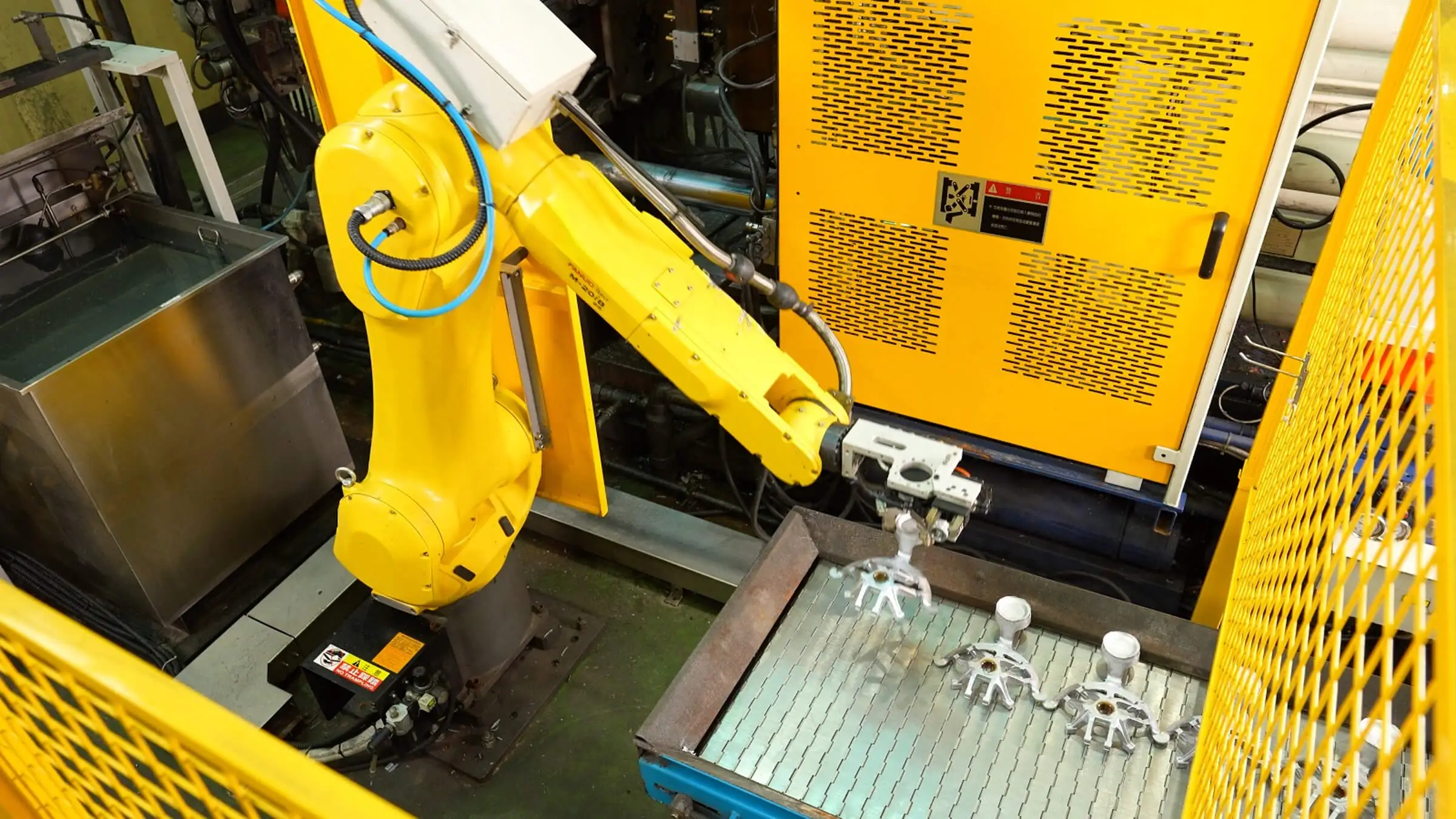 高壓鋁合金壓鑄設備結合 Fanuc 機械手臂,自動取件並維持穩定生產節拍