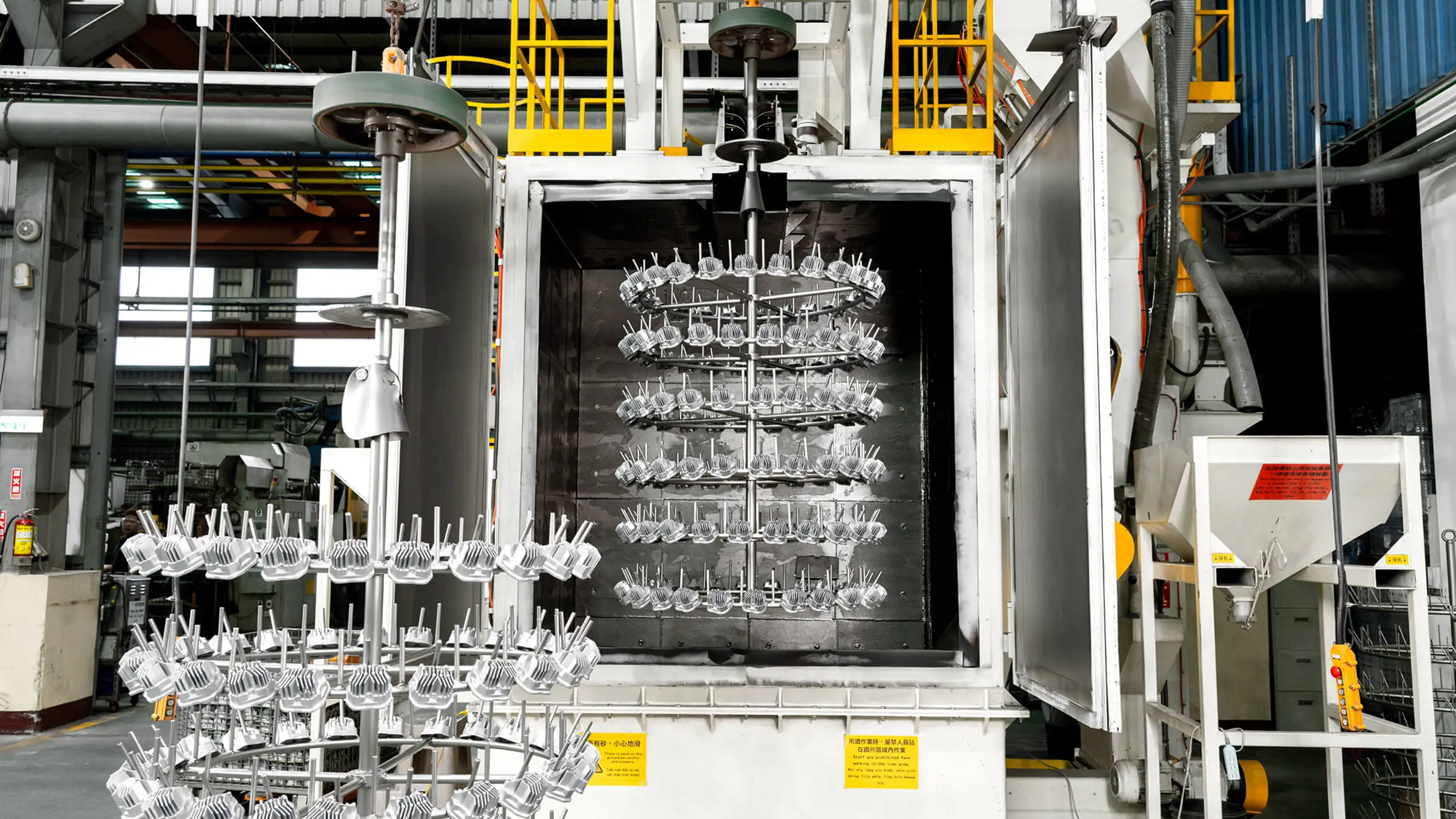 JoinCast 台灣工廠自動噴砂系統,提供鋁合金壓鑄零件均勻表面紋理與氧化層去除