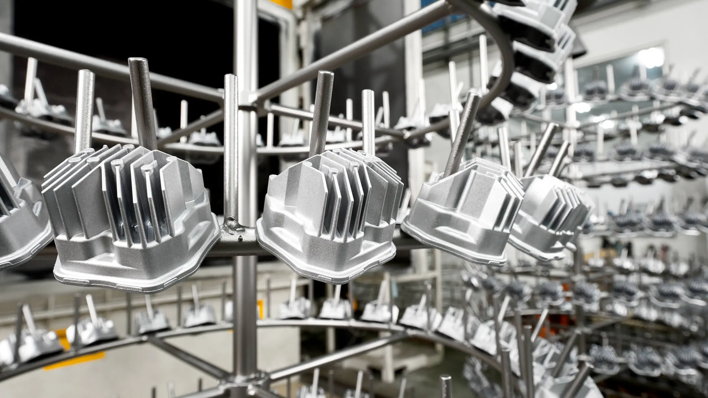 JoinCast 台灣工廠自動噴砂系統,提供鋁合金壓鑄零件均勻表面紋理與氧化層去除