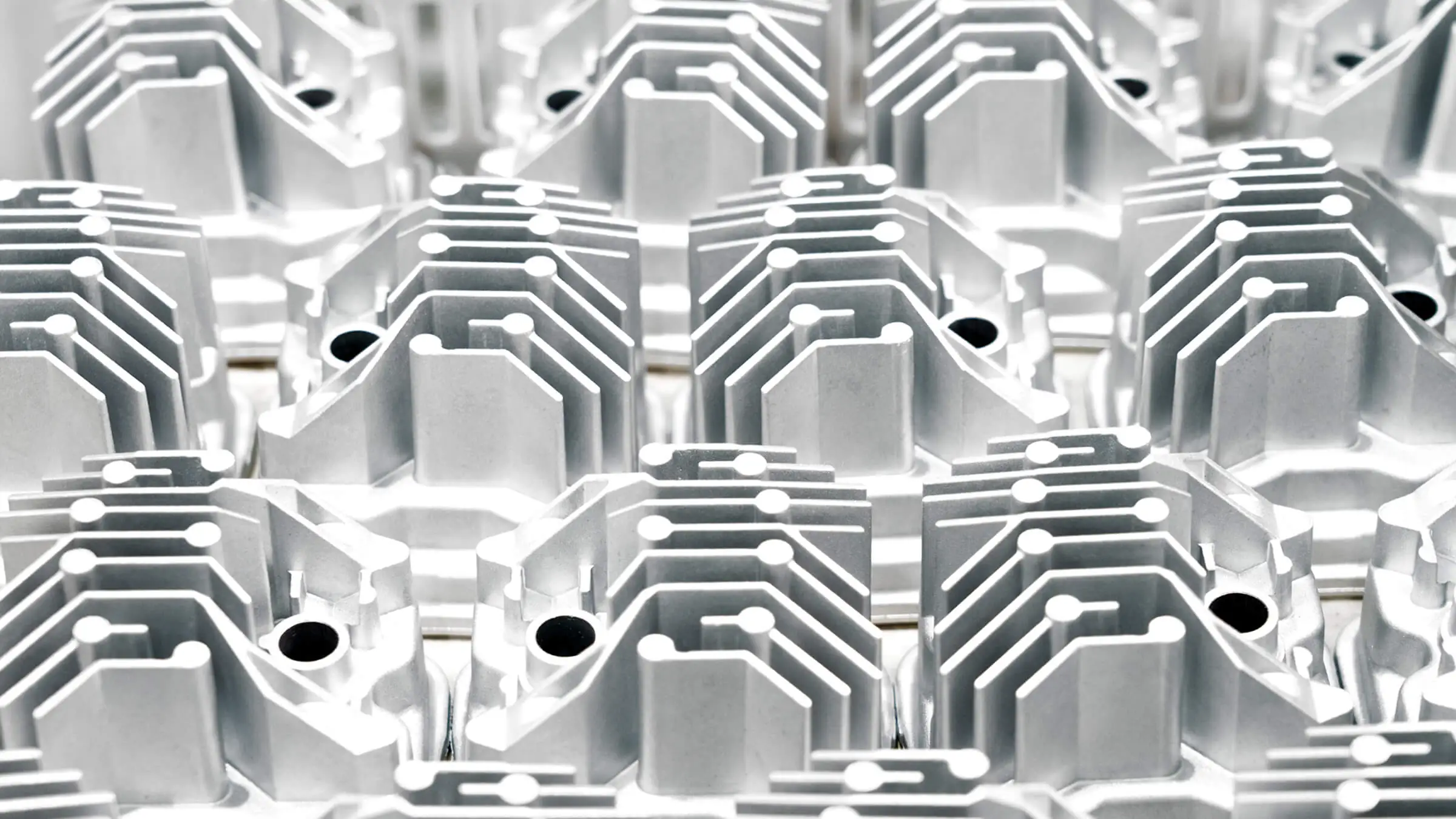 精密設計鋁合金壓鑄LED散熱器，配置於自動噴砂產線，確保高功率照明應用的最佳散熱效能