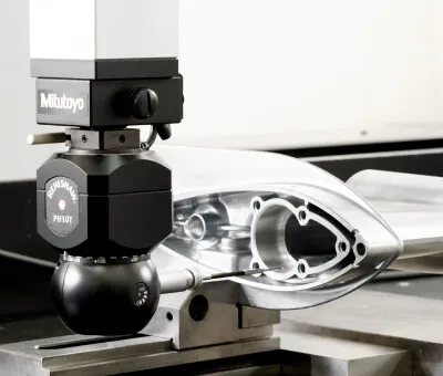 Mitutoyo CMM and Renishaw PH10T probe performing automated dimensional verification on an aluminum die-cast marine component to ensure ±0.01mm tolerances.